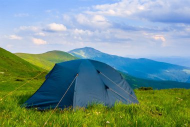 yeşil tepelerin arasında turistik kampı