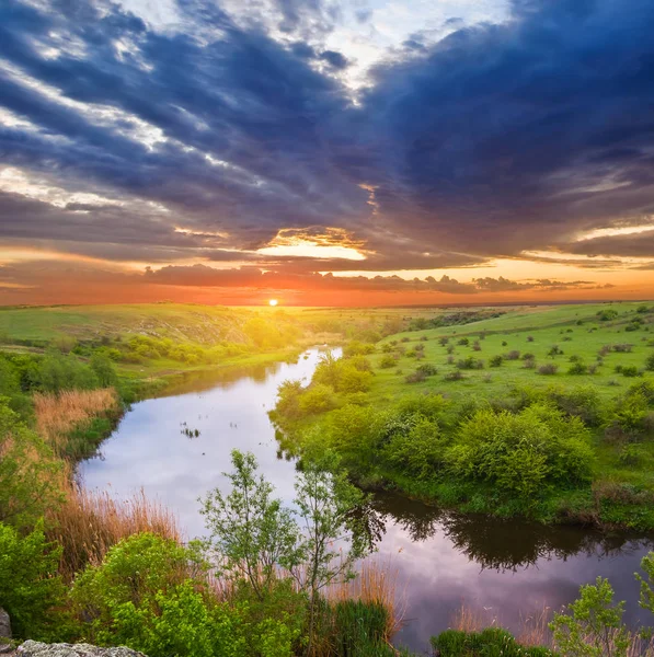 Gün batımında küçük sessiz nehir — Stok fotoğraf