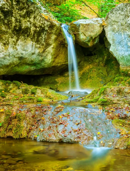 在山河上的小瀑布 — 图库照片