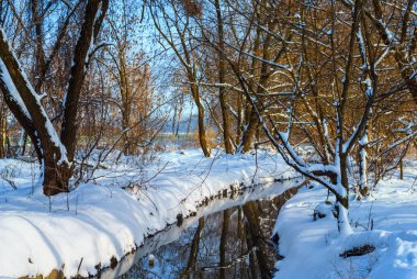 küçük nehir akışı bir kış grubunu Nehri arasında