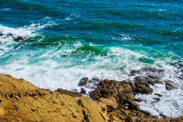 Nahaufnahme Smaragdgrüne Meer Felsige Küste — Stockfoto