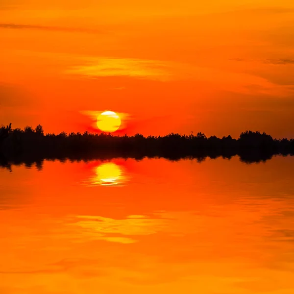 Pôr Sol Dramático Vermelho Sobre Lago Tranquilo — Fotografia de Stock