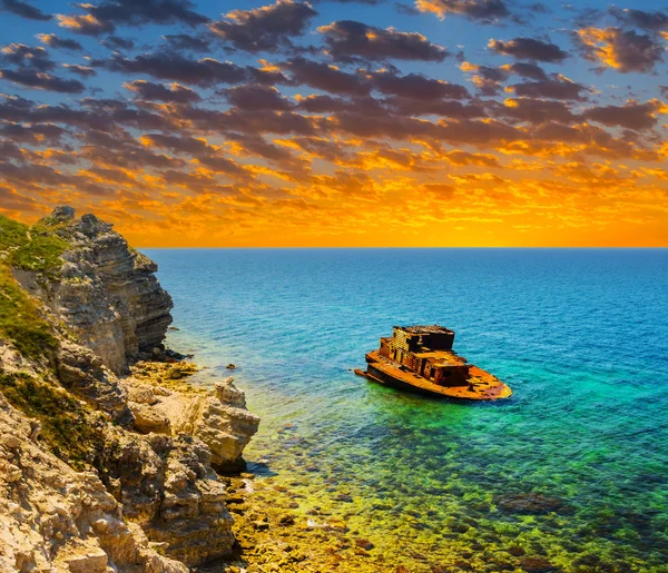 Schipbreuk Buurt Van Kust Van Een Zee Bij Zonsondergang — Stockfoto