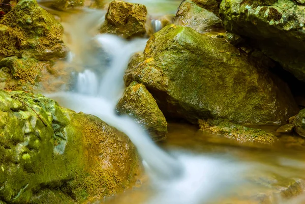 Μικρό Ορεινό Ποτάμι Ροής Μεταξύ Πέτρες — Φωτογραφία Αρχείου