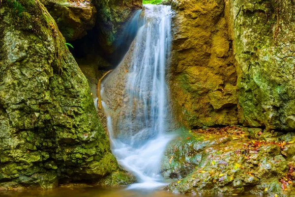 Kleiner Wasserfall Auf Einem Gebirgsfluss — Stockfoto