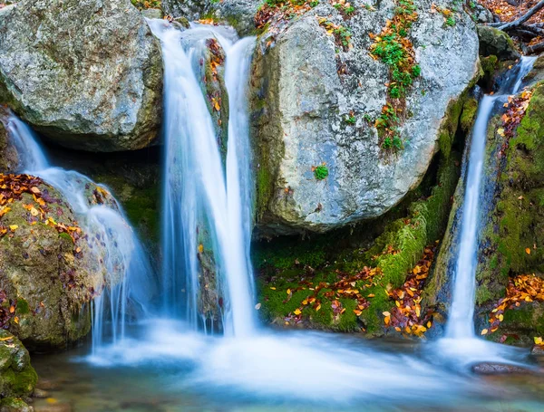 Closeup Dağ Vaterfall Bir Dağ Kanyon — Stok fotoğraf