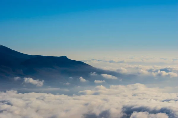 Cume Montanha Acima Nuvens Densas — Fotografia de Stock