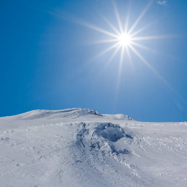 Kış grubunu hills bir ışıltı güneş altında