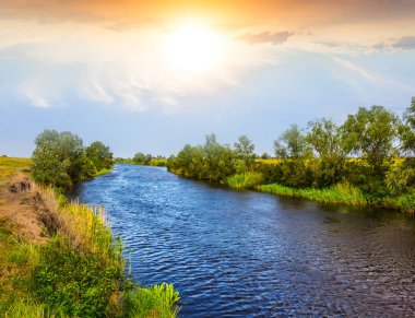 küçük yaz Nehri'nde günbatımını