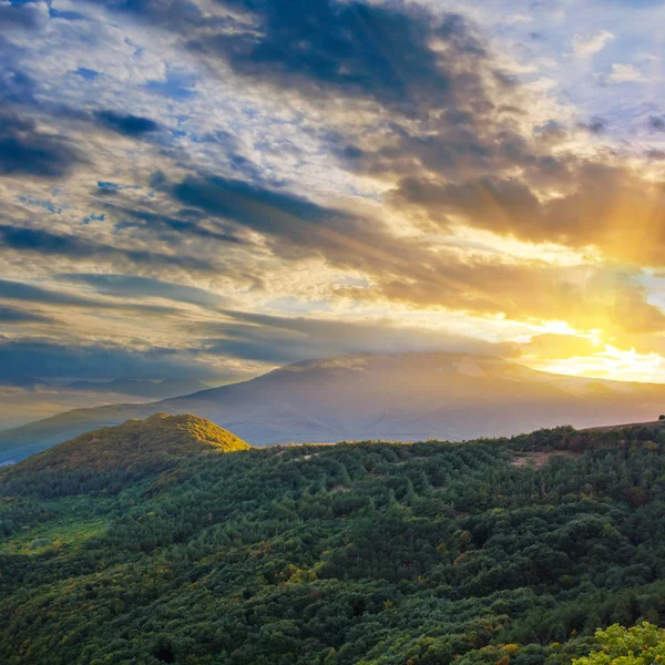 Cresta Montaña Verde Paisaje Del Atardecer —  Fotos de Stock