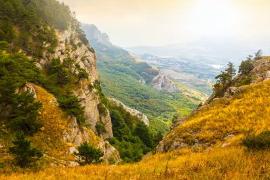 bir gün batımı bir dağ Vadisi görüntülemek