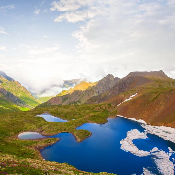 Modré Jezero Mezi Horami Západu Slunce — Stock fotografie