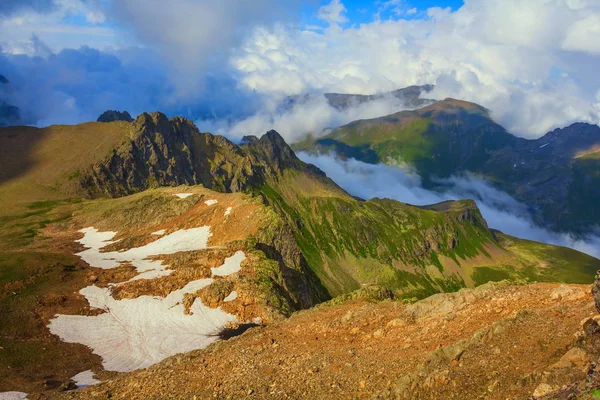Горный Хребет Густых Облаках Голубом Тумане — стоковое фото