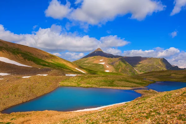 Vackra Emerald Lake Bland Ett Berg — Stockfoto