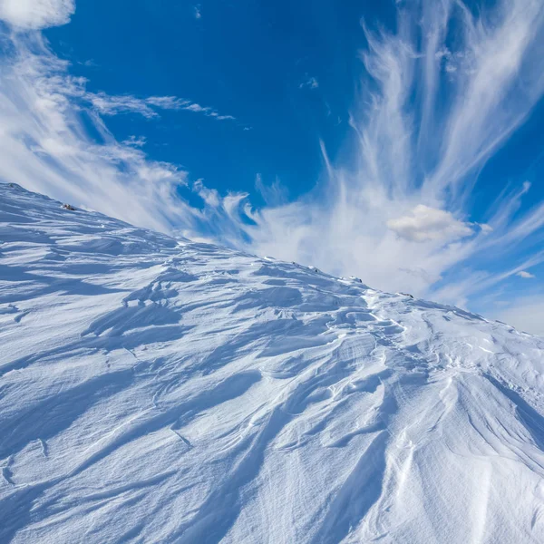 Téli Hófúvásából Hegy Lejtőjén Kék Háttér — Stock Fotó