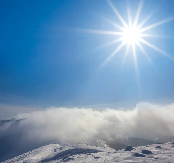 Topo Montagem Uma Neve Abaixo Sol Brilhante — Fotografia de Stock