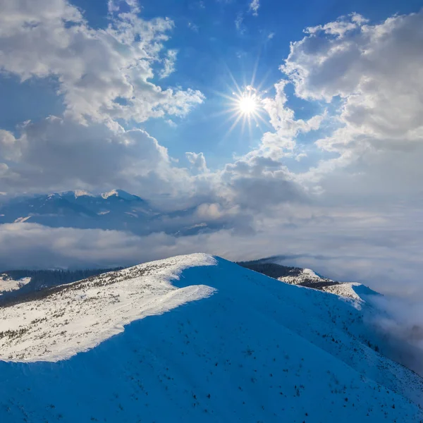 Cresta Montagna Nella Luminosa Giornata Sole — Foto Stock