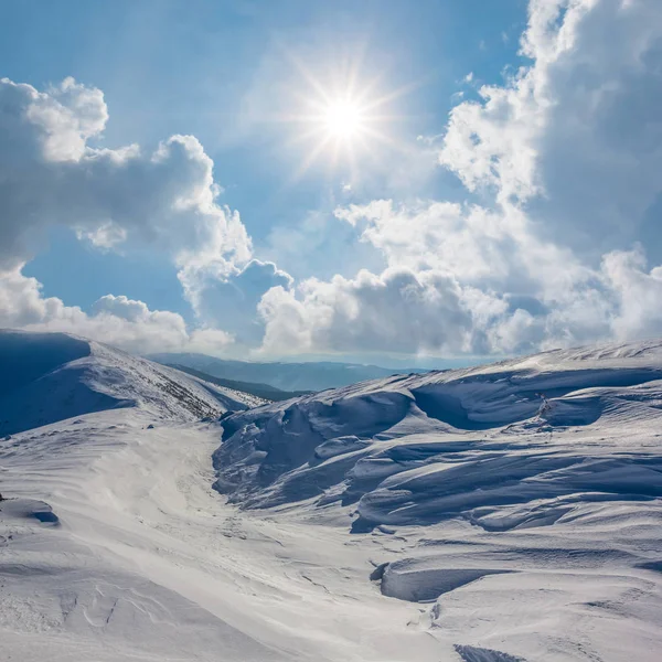 Χειμερινό Χιονισμένα Βουνό Στην Ηλιόλουστη Ημέρα — Φωτογραφία Αρχείου