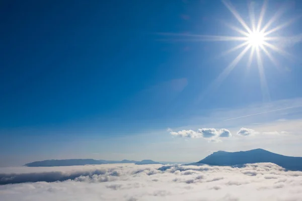 Silhueta Espinha Dorsal Montanha Umas Nuvens Abaixo Sol Brilhante — Fotografia de Stock