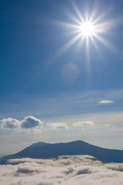 Monte Silhueta Abaixo Sol Brilhante — Fotografia de Stock