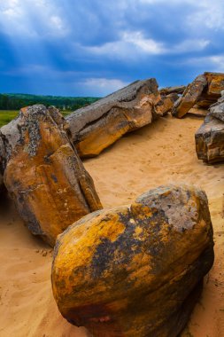 bir kum üzerinde büyük bir taş yığını