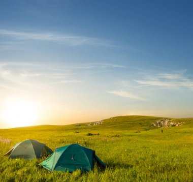 gün batımını, yeşil tepelerin arasında turistik kampı
