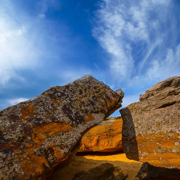 Nahaufnahme Riesige Steine Auf Blauem Himmel Hintergrund — Stockfoto