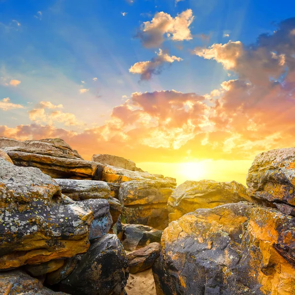 Hromadu Obrovských Kamenů Písku Západ Slunce — Stock fotografie