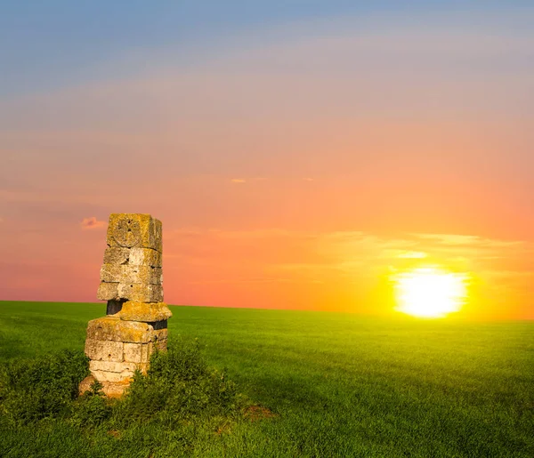 Günbatımında Bir Alanlar Arasında Eski Taş Anıt — Stok fotoğraf