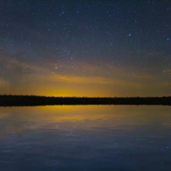 Gece Gökyüzü Sessiz Bir Gölde Yansıyan — Stok fotoğraf