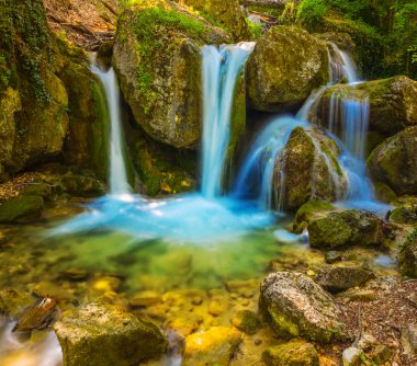 Dağ nehrinde küçük bir şelale