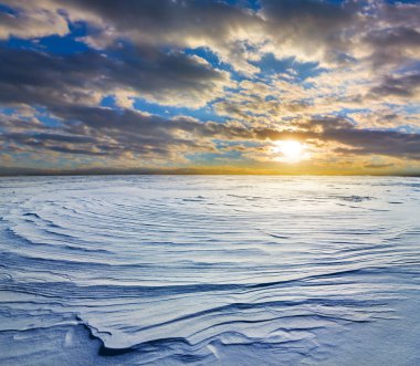bir kış grubunu düz üzerinden günbatımı
