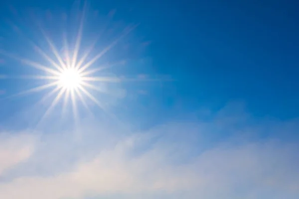 青い空に熱い輝き太陽 — ストック写真