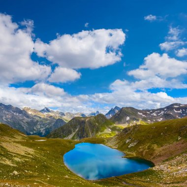 güzel küçük mavi göl bir dağlar arasında