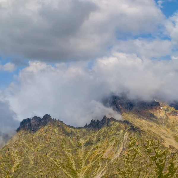 山高原の密な雲に — ストック写真