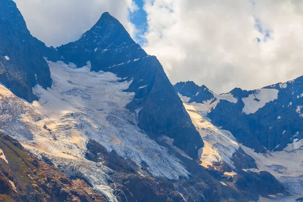 Bir Kar Yüksek Dağın — Stok fotoğraf