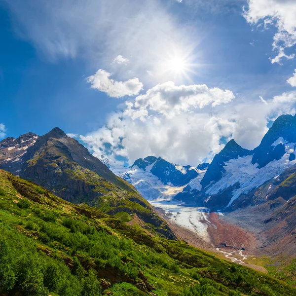 Berget Dalen Gröna Montera Lutning Och Glaciären Gnistrande Sol — Stockfoto