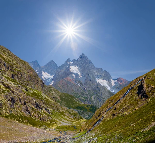 Bellissime Montagne Verdi Sotto Sole Scintillante — Foto Stock