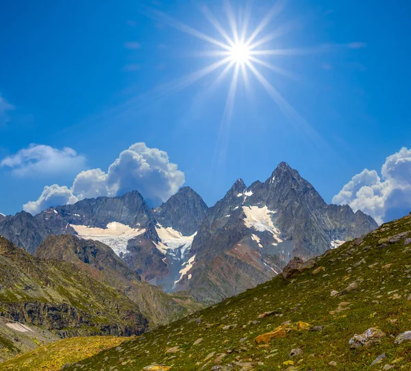 Güzel Yeşil Dağ Vadisi Bir Işıltı Güneş Altında — Stok fotoğraf