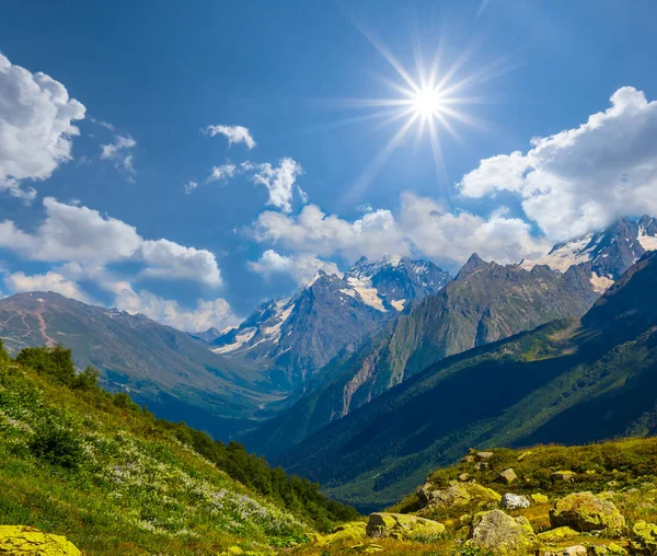 Beautiful Green Mountain Valley Sparkle Sun — Stock Photo, Image
