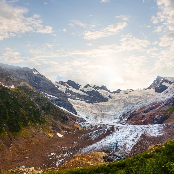 高山峡谷中的冰川 — 图库照片