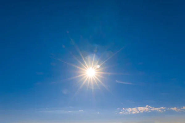 Sole Scintillante Caldo Cielo Blu — Foto Stock