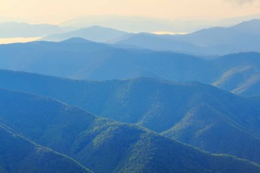 dağ sırtı mavi sis içinde