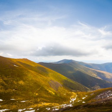 bir kuru ot dağlarda