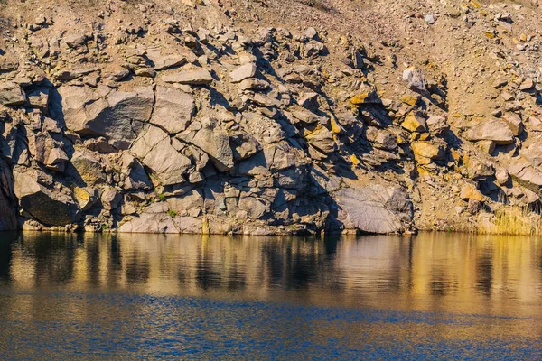 Kleiner Ruhiger See Und Die Felsige Küste — Stockfoto