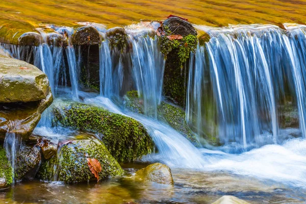Крупным Планом Небольшой Голубой Водопад Горной Реке — стоковое фото