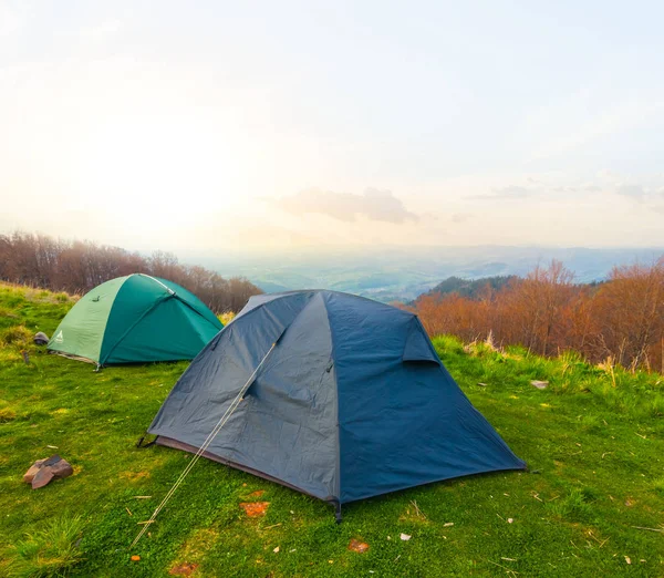 Touristenlager Berghang Bei Sonnenaufgang — Stockfoto