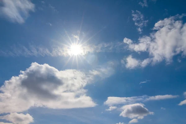 夏の熱い太陽 雲の中で — ストック写真