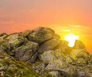 en yüksek dramatik bir gün batımı arka plan üzerine monte