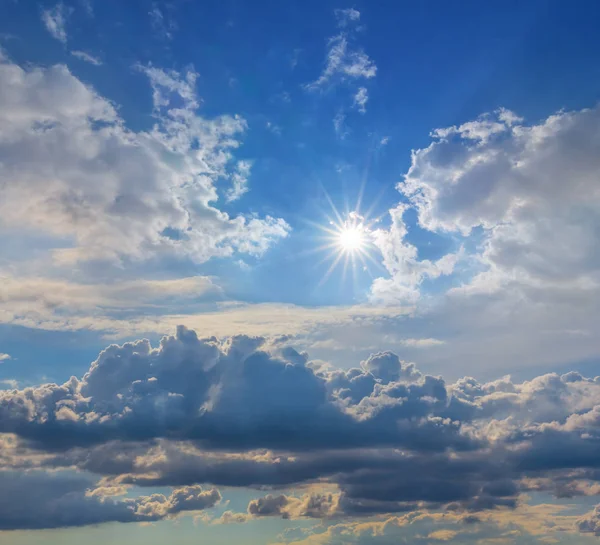 Cielo Nublado Fondo Con Sol Brillante — Foto de Stock